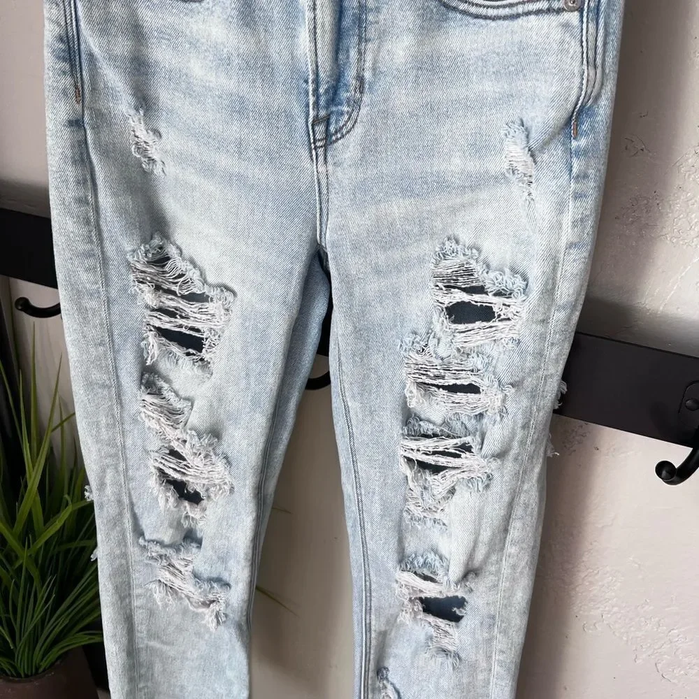 American Eagle high waist Destroyed Mom Jeans Light Wash Size 0